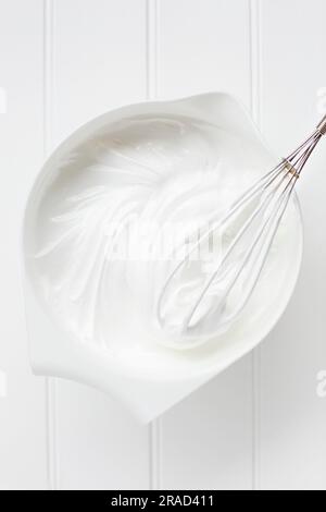 Geschlagene Eiweiß Stockfoto