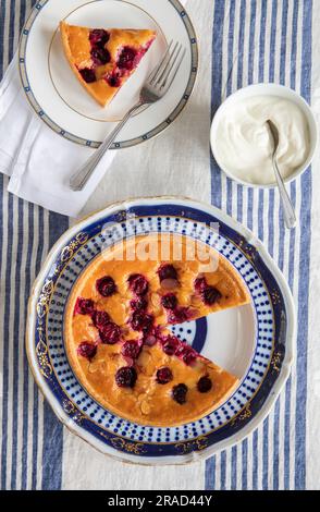 Mandel- und Kirschtorte Stockfoto