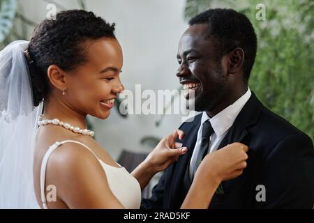 Ein ehrliches Porträt von einer glücklichen Braut und Bräutigam-Versammlung vor der Hochzeitszeremonie Stockfoto