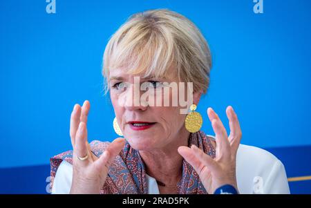 Schwerin, Deutschland. 03. Juli 2023. Simone Oldenburg (die Linke), Bildungsministerin von Mecklenburg-Vorpommern, informiert über die Ergebnisse der Abitur-Prüfungen in Mecklenburg-Vorpommern in einer Pressekonferenz. Das geschriebene Mathematikabitur im Nordosten wird um einen Notenpunkt aufgewertet. Rückblickend wurde die für die Ausführung der Aufgaben benötigte Zeit von Experten als zu kurz eingeschätzt. Kredit: Jens Büttner/dpa/Alamy Live News Stockfoto