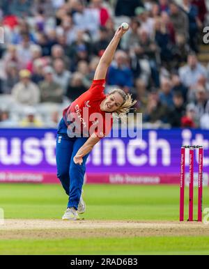 Die englische Freya Davies Bowling im ersten Vitality IT20 zwischen England und Australien Stockfoto