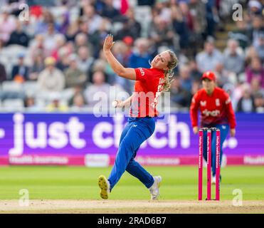 Die englische Freya Davies Bowling im ersten Vitality IT20 zwischen England und Australien Stockfoto