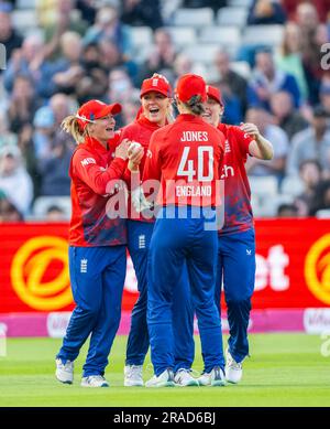 Englische Spieler feiern das Wicket von Alyssa Healy, das Sarah Glenn im ersten Vitality IT20 zwischen England und Australien gefangen hat Stockfoto