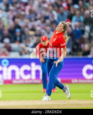 Englands Lauren Bell Bowling im ersten Vitality IT20 zwischen England und Australien Stockfoto