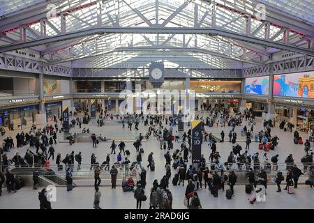 Passagiere in der Moynihan Train Hall am Penn Station in New York City. Penn Station ist einer der geschäftigsten Bahnhöfe der Welt. Stockfoto