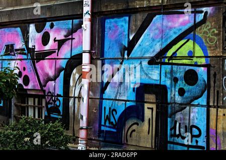 Graffiti-Kunst an einer Hausmauer in der Großstadt Stockfoto