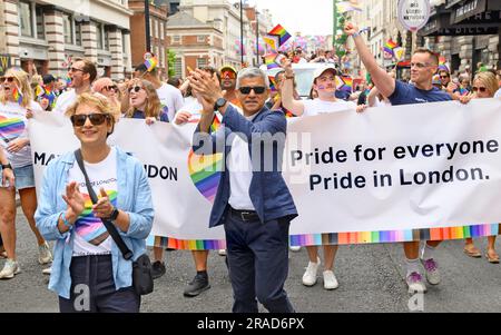 Sadiq Khan, Bürgermeister von London, nimmt am „Pride in London“-Marsch vom Hyde Park nach Westminster am 1. Juli 2023 mit seiner Frau Saadiya Khan (links) Teil Stockfoto