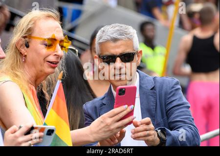 Sadiq Khan, Bürgermeister von London, posierte für ein Selfie während des "Pride in London" -Marsches vom Hyde Park nach Westminster, 1. Juli 2023 Stockfoto