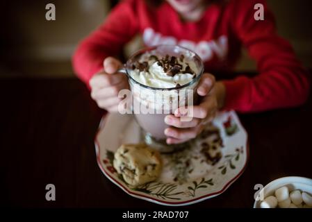 Mädchen mit heißem Kakao Stockfoto