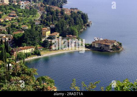 Das Schloss von Lierna wurde vom Wanderer Trail, dem Comer See, gesichtet Stockfoto