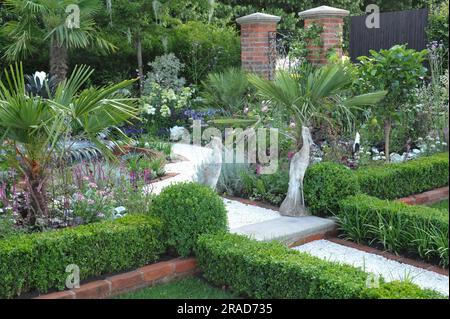 Eröffnungstag beim 2023 Royal Horticultural Society Hampton Court Palace Garden Festival - einer der ausgestellten Show Gardens: Der Explore Charleston Garden mit seiner detailreichen Gartenanlage, den ausgeprägten Geräuschen des Wassers, Ananassymbolen und umschlossenen Grünflächen soll Besuchern einen Blick auf die historischen Hofgärten von Charleston, South Carolina, geben, die ihren Geist, Charme, Eleganz und Atmosphäre einfangen. Das Hampton Court Palace Garden Festival, das seit 1993 stattfindet, ist die renommierteste Blumen- und Gartenveranstaltung im Vereinigten Königreich und die weltweit größte jährliche Blumenpest Stockfoto