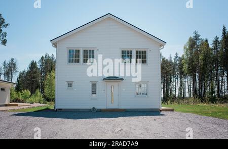 Typisch schwedisches weißes Haus in einem Wald Stockfoto