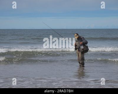 Angelhaken am Strand von Rhossili, Rhossili Bay, Gower Peninsula, Wales Stockfoto