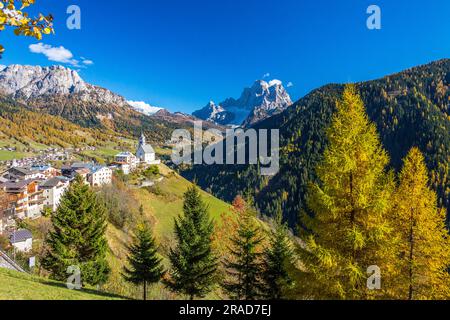 Colle Santa Lucia und Monte Pelmo im Herbst, Val Fiorentina, Dolomiten Stockfoto