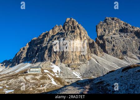 Rifugio Auronzo und Tre Cime di Lavaredo, Dolomiten, Veneto, Italien Stockfoto