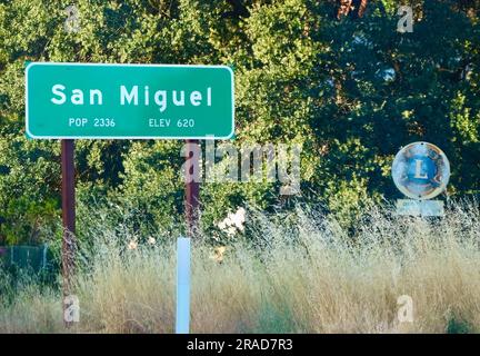 Straßenschild für das Dorf San Miguel San Luis Obispo County Kalifornien USA Stockfoto