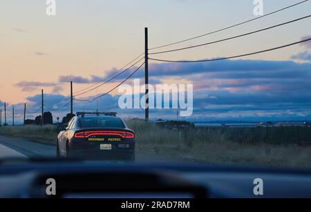 Highway Patrouille Dodge Charger Polizeiauto fährt über eine Ford Fiesta auf der I-5 North California USA Stockfoto