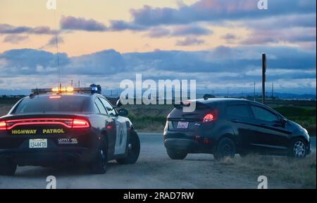 Der Highway Patrol Dodge Charger fährt über eine Ford Fiesta auf der I-5 North California USA Stockfoto