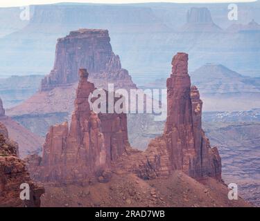 Blick auf Washer Woman und Flughafenturm vom Mesa Arch Overlook Stockfoto