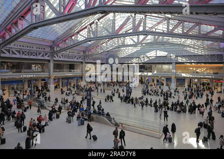 Passagiere in der Moynihan Train Hall am Penn Station in New York City. Penn Station ist einer der geschäftigsten Bahnhöfe der Welt. Stockfoto