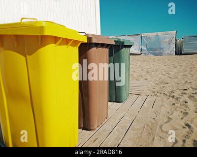 Recycling Container am Strand. Stockfoto