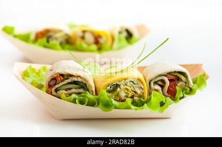 Auswahl an frischen Tortilla-Wraps mit Huhn, Käse und Gemüse. Gesundes Fast Food Stockfoto