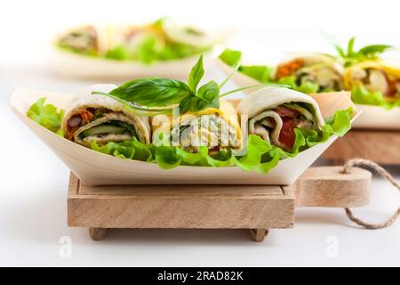 Auswahl an frischen Tortilla-Wraps mit Huhn, Käse und Gemüse. Gesundes Fast Food Stockfoto