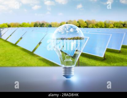 Entwicklung erneuerbarer und nachhaltiger Energien mit 3D-Rendering-Solarmodul in IDEA-Glühbirne Stockfoto