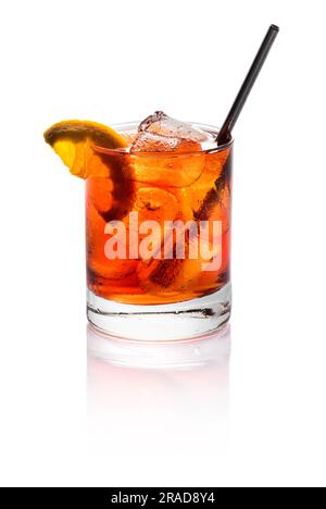 Negroni-Cocktail im Glas mit Eiswürfeln, Zitrusscheibe und Stroh, isoliert auf weißem Hintergrund Stockfoto