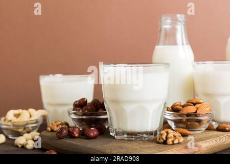 Set oder Sammlung verschiedener veganer Milchmandeln, Cashews, auf Tischhintergrund. Vegane Milch und Zutaten auf Pflanzenbasis, Draufsicht. Stockfoto