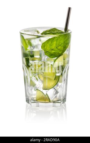 Mojito-Cocktail in Glas aus Limettenscheiben, Minze und Eiswürfeln mit Stroh auf weißem Hintergrund Stockfoto