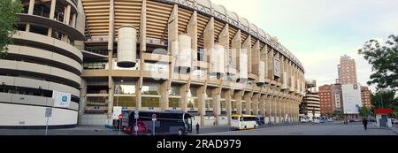 Genießen Sie den Panoramablick auf die Fassade des Stadions Santiago Bernabeu Stockfoto