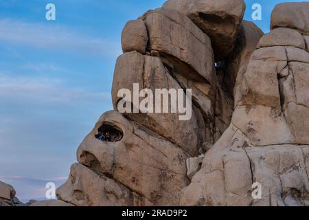 Kletterer genießen den Sonnenuntergang in Einer Felsformation im Joshua Tree National Park Stockfoto