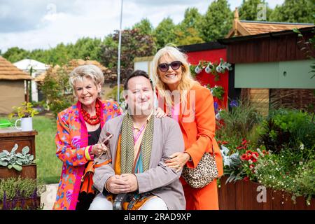 East Molesey, Großbritannien. 3. Juli 2023. Die Prominenten Gloria Hunniford, Mark Lane und Gaby Roslin nehmen am RHS Hampton Court Palace Garden Festival Teil, das für die Presse geöffnet wurde. Die weltberühmte Blumenshow ist ein glamouröser, unterhaltsamer und informativer Tag, an dem viele Berühmtheiten teilnehmen. Es gibt viele Gärten, Blumenausstellungen, Marquees, alles auf dem herrlichen Gelände des Hampton Court Palace. Kredit: Keith Larby/Alamy Live News Stockfoto