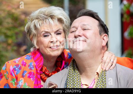 East Molesey, Großbritannien. 3. Juli 2023. Gloria Hunniford und Mark Lane nehmen am RHS Hampton Court Palace Garden Festival Teil, das für die Presse geöffnet wurde. Die weltberühmte Blumenshow ist ein glamouröser, unterhaltsamer und informativer Tag, an dem viele Berühmtheiten teilnehmen. Es gibt viele Gärten, Blumenausstellungen, Marquees, alles auf dem herrlichen Gelände des Hampton Court Palace. Kredit: Keith Larby/Alamy Live News Stockfoto