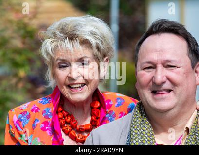 East Molesey, Großbritannien. 3. Juli 2023. Gloria Hunniford und Mark Lane nehmen am RHS Hampton Court Palace Garden Festival Teil, das für die Presse geöffnet wurde. Die weltberühmte Blumenshow ist ein glamouröser, unterhaltsamer und informativer Tag, an dem viele Berühmtheiten teilnehmen. Es gibt viele Gärten, Blumenausstellungen, Marquees, alles auf dem herrlichen Gelände des Hampton Court Palace. Kredit: Keith Larby/Alamy Live News Stockfoto