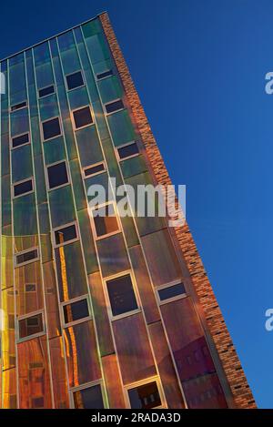 Erstaunliche farbenfrohe reflektierende Fassade eines modernen Bürogebäudes in der Sonne Stockfoto