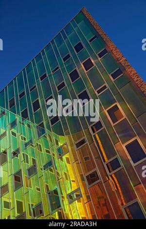 Erstaunliche farbenfrohe reflektierende Fassade eines modernen Bürogebäudes in der Sonne Stockfoto