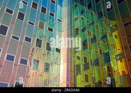 Erstaunliche farbenfrohe reflektierende Fassade eines modernen Bürogebäudes in der Sonne Stockfoto