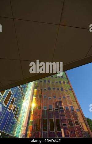 Erstaunliche farbenfrohe reflektierende Fassade eines modernen Bürogebäudes in der Sonne Stockfoto