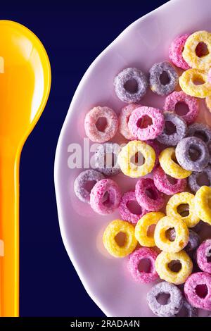 Draufsicht auf einem Teller mit Cornflakes Stockfoto