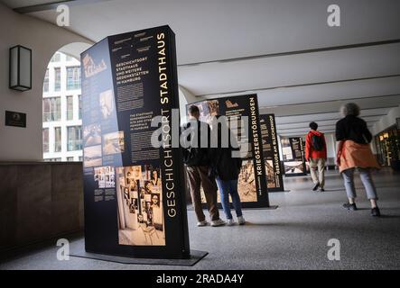 Hamburg, Deutschland. 03. Juli 2023. Besucher stehen an Textfeldern in einem öffentlichen Gang der historischen Stätte Stadthaus. Die historische Stätte Stadthaus wurde im Herbst 2022 an die Hamburger Stiftung für Denkmäler und Lernstätten verlegt. Nach umfangreichen Renovierungsarbeiten wird das historische Stätte Stadthaus im Hamburger Stadtzentrum am Montag wieder eröffnet. Kredit: Christian Charisius/dpa/Alamy Live News Stockfoto