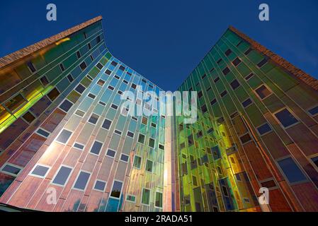 Erstaunliche farbenfrohe reflektierende Fassade eines modernen Bürogebäudes in der Sonne Stockfoto