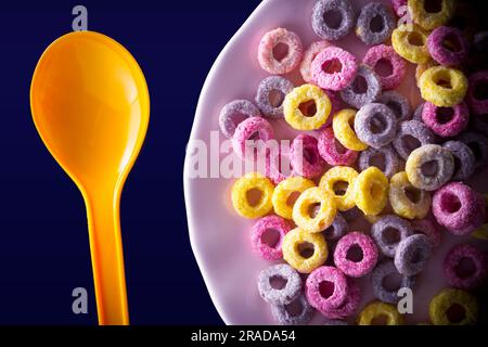 Draufsicht auf einem Teller mit Cornflakes Stockfoto