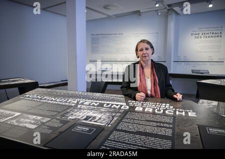 Hamburg, Deutschland. 03. Juli 2023. Alyn Beßmann, Leiterin der historischen Stätte Stadthaus, bei einer Presseveranstaltung im historischen Stätte Stadthaus. Die historische Stätte Stadthaus wurde im Herbst 2022 an die Hamburger Stiftung für Denkmäler und Lernstätten verlegt. Nach umfangreichen Renovierungsarbeiten wird das historische Stätte Stadthaus im Hamburger Stadtzentrum am Montag wieder eröffnet. Kredit: Christian Charisius/dpa/Alamy Live News Stockfoto