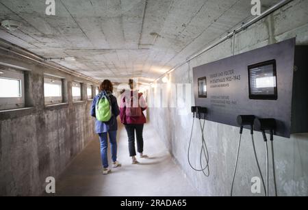 Hamburg, Deutschland. 03. Juli 2023. Zwei Besucher gehen durch den Seufzer-Korridor an der historischen Stätte Stadthaus. Die historische Stätte Stadthaus wurde im Herbst 2022 an die Hamburger Stiftung für Denkmäler und Lernstätten verlegt. Nach umfangreichen Renovierungsarbeiten wird das historische Stätte Stadthaus im Hamburger Stadtzentrum am Montag wieder eröffnet. Kredit: Christian Charisius/dpa/Alamy Live News Stockfoto