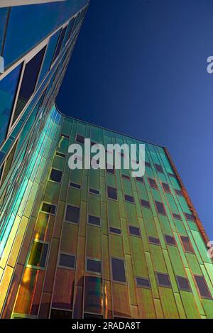 Erstaunliche farbenfrohe reflektierende Fassade eines modernen Bürogebäudes in der Sonne Stockfoto