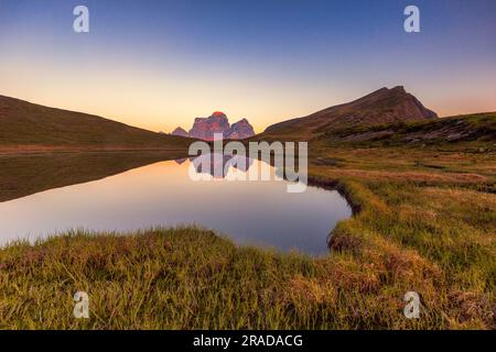Monte Pelmo spiegelte sich im Baste-See, den Dolomiten, Venetien, Italien Stockfoto