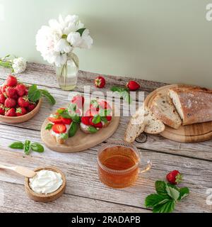 Sandwich mit hausgemachtem Brot, Frischkäse, Erdbeeren und Basilikum Stockfoto