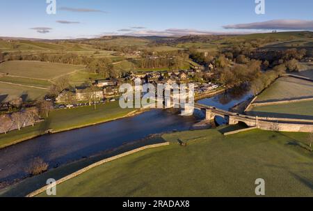 Ein atemberaubender Blick aus der Vogelperspektive auf Burnsall Stockfoto